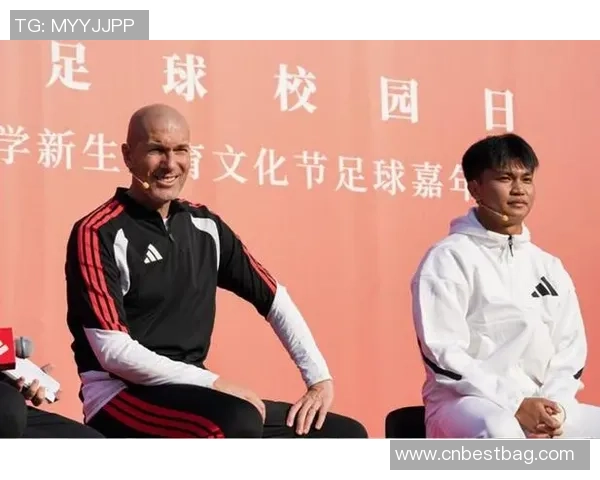 足球巨星日常：揭秘球场外的明星生活与出门趣事